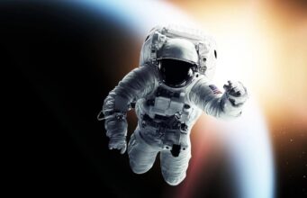У 1965-му Леонов вийшов у відкритий космос і не зміг повернутись назад через скафандр У-1965-му-Леонов-вийшов-у-відкритий-космос-і-не-зміг-повернутись-назад-через-скафандр