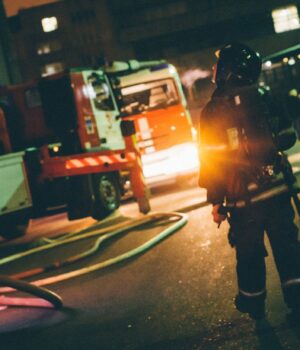 Над окупованим Луганськом здійнявся чорний дим після серії вибухів (відео)