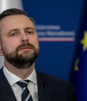 «Пам’ять-про-жертв-Волині-не-підлягає-переговорам»:-міністр-оборони-Польщі-після-зустрічі-з-Будановим-у.