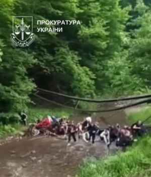 Понад-30-дітей-були-на-мосту,-шестеро-–-постраждали:-на-Буковині-розпочато-розслідування