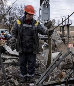 elektromerezhi_poshkodzhennya_remont_naslidki_obstrilu_nemae_svitla__gettyimages_12446a254bd452c25.jpg Росіяни двічі атакували шахту ДТЕК на Дніпропетровщині, є постраждалий