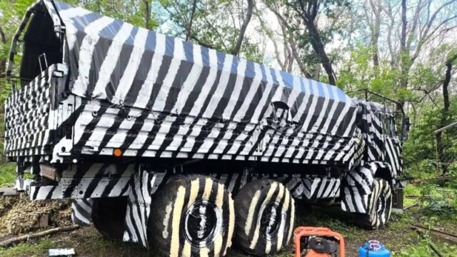 Російська військова техніка використовує нові методи маскування для уникнення атак дронів України Камуфляж-«зебри»:-як-Росія-намагається-заплутати-українські-дрони