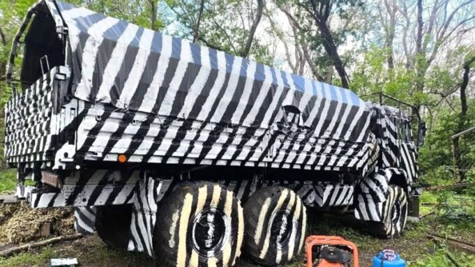 Російська військова техніка використовує нові методи маскування для уникнення атак дронів України Камуфляж-«зебри»:-як-Росія-намагається-заплутати-українські-дрони