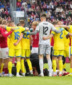 Футбольний-матч-Данія-–-Україна-достроково-припинили-через-інцидент-з-капітаном-господарів