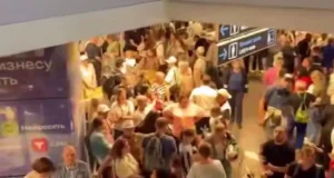Атаки дронів призвели до затримок рейсів в аеропорту Сочі Атаки-дронів-паралізували-аеропорт-сочі-–-тисячі-людей-чекають-на-рейси