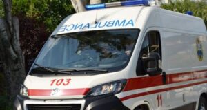 В обласному центрі росіяни влучили у зупинку з людьми — перші деталі, фото В обласному-центрі-росіяни-влучили-у зупинку-з людьми —-перші-деталі,-фото