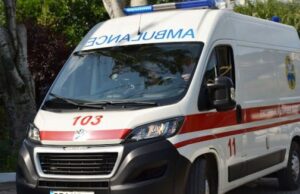 В обласному центрі росіяни влучили у зупинку з людьми — перші деталі, фото В обласному-центрі-росіяни-влучили-у зупинку-з людьми —-перші-деталі,-фото