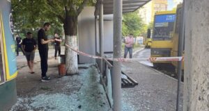 Російські дрони атакували Одесу: троє постраждалих та пошкодження інфраструктури Під удар в Одесі потрапила зупинка транспорту з людьми (фото)