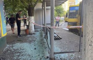 Російські дрони атакували Одесу: троє постраждалих та пошкодження інфраструктури Під удар в Одесі потрапила зупинка транспорту з людьми (фото)