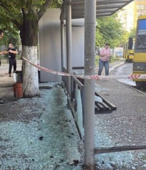 Під удар в Одесі потрапила зупинка транспорту з людьми (фото)