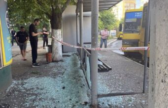 Російські дрони атакували Одесу: троє постраждалих та пошкодження інфраструктури Під удар в Одесі потрапила зупинка транспорту з людьми (фото)