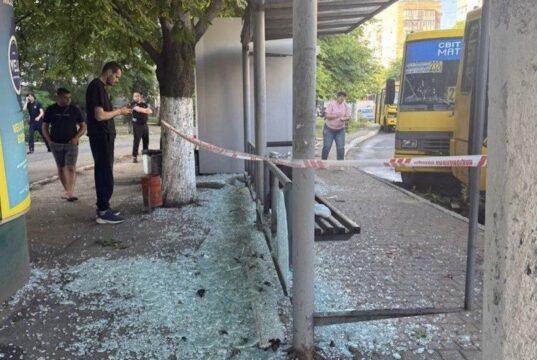 Російські дрони атакували Одесу: троє постраждалих та пошкодження інфраструктури Під удар в Одесі потрапила зупинка транспорту з людьми (фото)