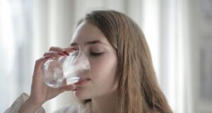 Більше 65% прісної води на Землі знаходиться в одній частині світу, але вона нас не... Більше-65%-прісної-води-на-Землі-знаходиться-в-одній-частині-світу,-але-вона-нас-не.