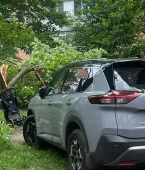 У Хмельницькому авто збило двох жінок і трирічну дитину: водійці раптово стало зле