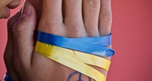 Напав через українську символіку: у Литві чоловік збив велосипедиста з ніг Напав-через-українську-символіку:-у-Литві-чоловік-збив-велосипедиста-з-ніг