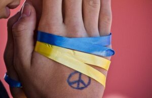 Напав через українську символіку: у Литві чоловік збив велосипедиста з ніг Напав-через-українську-символіку:-у-Литві-чоловік-збив-велосипедиста-з-ніг