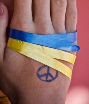 Напав-через-українську-символіку:-у-Литві-чоловік-збив-велосипедиста-з-ніг