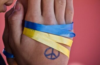 Напав через українську символіку: у Литві чоловік збив велосипедиста з ніг Напав-через-українську-символіку:-у-Литві-чоловік-збив-велосипедиста-з-ніг