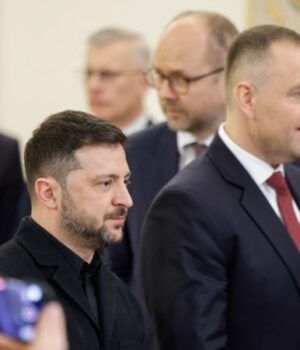 «Коли-чубляться-українець-і-поляк,-завжди-виграє-Росія».-Чому-Зеленського-хочуть-позбавити-найвищої-нагороди-Польщі