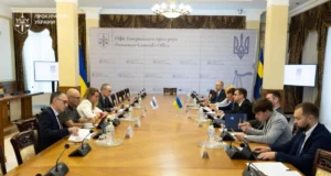 Розслідування мілітаризації українських дітей: 28 справ і 439 підозрюваних За-фактами-мілітаризації-українських-дітей-розслідується-28-справ-–-в-Офісі-Генпрокурора-обговорили-з-експертами.
