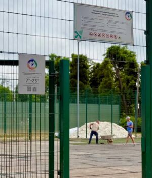 На-спортивному-майданчику-СОК-«Шахтар»-розпочали-заміну-штучного-покриття На-спортивному-майданчику-СОК-«Шахтар»-розпочали-заміну-штучного-покриття