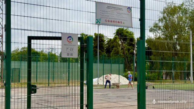 У Нововолинську розпочали оновлення спортивної інфраструктури На-спортивному-майданчику-СОК-«Шахтар»-розпочали-заміну-штучного-покриття