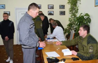 Юнаки 2009 року народження мають стати на військовий облік до 31 липня 2026 року Військовий облік у 17 років: кому потрібно прийти в ТЦК до кінця липня