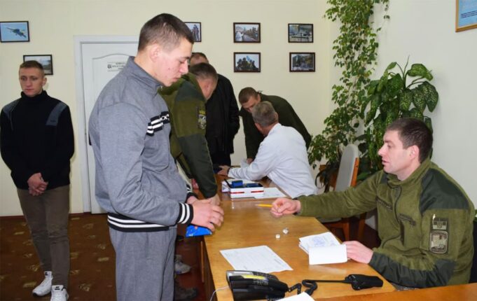 Юнаки 2009 року народження мають стати на військовий облік до 31 липня 2026 року Військовий облік у 17 років: кому потрібно прийти в ТЦК до кінця липня