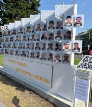 «Місто-має-знати-людей,-доля-яких-наразі-не-відома»:-лучанка-–-про-фотостенд-зниклих-і.