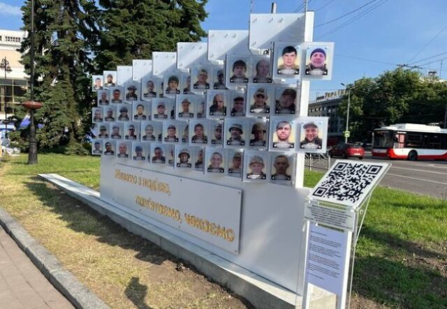 «Місто має знати людей, доля яких наразі не відома»: лучанка – про фотостенд зниклих і... «Місто-має-знати-людей,-доля-яких-наразі-не-відома»:-лучанка-–-про-фотостенд-зниклих-і.