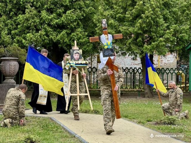 Нововолинська громада провела в останню путь Захисника Олександра Обабка Нововолинці-назавжди-попрощалися-з-Героєм-Олександром-Обабком