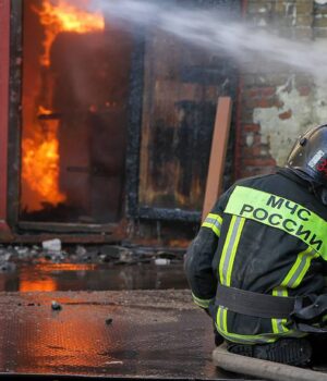 pozhezhnik_mns_rosiya__t_me_mchs_official__d72d63a2205809876cf7a546696dbf39_1300x820.jpg Генштаб підтвердив удар по одному з найбільших НПЗ півдня Росії
