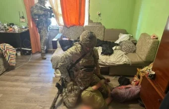 В Ужгороді спецпризначенці затримали чоловіка, який тримав у заручниках родину В Ужгороді спецпризначенці затримали чоловіка, який тримав у заручниках родину