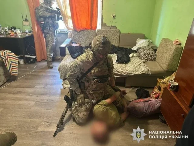 В Ужгороді спецпризначенці затримали чоловіка, який тримав у заручниках родину В Ужгороді спецпризначенці затримали чоловіка, який тримав у заручниках родину