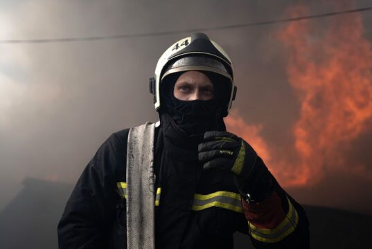 Російська атака на Сумщині: загибель працівниці залізниці та руйнування інфраструктури “Шахеди” вдарили по станціях і вокзалах на Сумщині, є жертва та постраждала