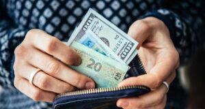 Курс долара в Україні сьогодні: скільки коштує валюта в обмінниках та банках 13 червня Курс-долара-в-Україні-сьогодні:-скільки-коштує-валюта-в-обмінниках-та-банках-13-червня