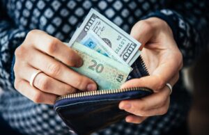 Курс долара в Україні сьогодні: скільки коштує валюта в обмінниках та банках 13 червня Курс-долара-в-Україні-сьогодні:-скільки-коштує-валюта-в-обмінниках-та-банках-13-червня