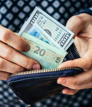 Курс-долара-в-Україні-сьогодні:-скільки-коштує-валюта-в-обмінниках-та-банках-13-червня