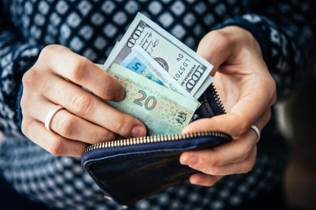 Курс долара в Україні сьогодні: скільки коштує валюта в обмінниках та банках 13 червня Курс-долара-в-Україні-сьогодні:-скільки-коштує-валюта-в-обмінниках-та-банках-13-червня