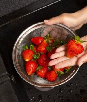 Цілою-чи м’ятою-у сметані:-як краще-їсти-полуницю-та що про-це думають-українці Цілою-чи м’ятою-у сметані:-як краще-їсти-полуницю-та що про-це думають-українці