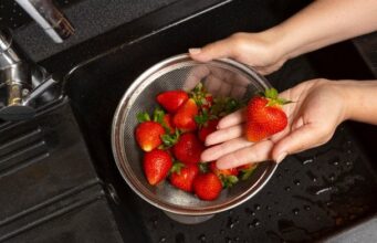 Цілою чи м’ятою у сметані: як краще їсти полуницю та що про це думають українці Цілою-чи м’ятою-у сметані:-як краще-їсти-полуницю-та що про-це думають-українці