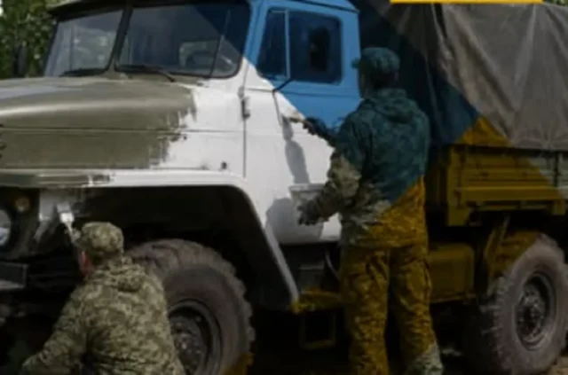 Російські військові маскують техніку під цивільні автомобілі Цивільний-щит:-росіяни-маскують-військову-техніку-під-молоковози-та-водовози-–-ЦНС