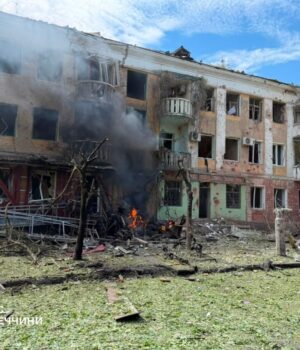 Через-ворожі-атаки-є-поранені-та-значні-руйнування-в-Слов’янську,-на-Херсонщині-та-Дніпропетровщині