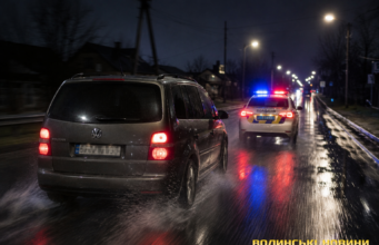 У Ковелі забрали водійське в чоловіка, який на автівці тікав від озброєного товариша по чарці У-Ковелі-забрали-водійське-в-чоловіка,-який-на-автівці-тікав-від-озброєного-товариша-по-чарці