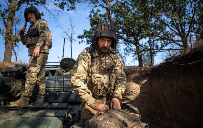 В Україні розпочнеться поетапне звільнення військовослужбовців до 2026 року Міноборони визначило, хто буде першим у черзі на звільнення з армії