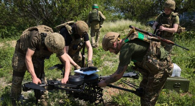 В Україні змінюються умови виплат для контрактників та мобілізованих військових “Гроші ті самі”: у Міноборони назвали головну відмінність між контрактами та мобілізацією