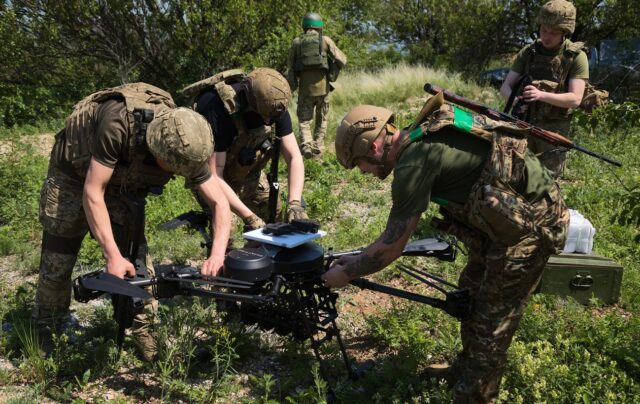 В Україні змінюються умови виплат для контрактників та мобілізованих військових “Гроші ті самі”: у Міноборони назвали головну відмінність між контрактами та мобілізацією