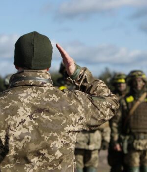 В Україні запустили контракти з термінами служби: хто може їх укласти та які умови