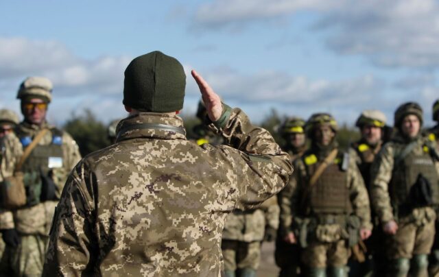 В Україні запроваджено нові контракти на військову службу з чіткими термінами В Україні запустили контракти з термінами служби: хто може їх укласти та які умови