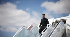 Зеленський прибув до Франції на саміт G7 Зеленський прибув до Франції на саміт G7